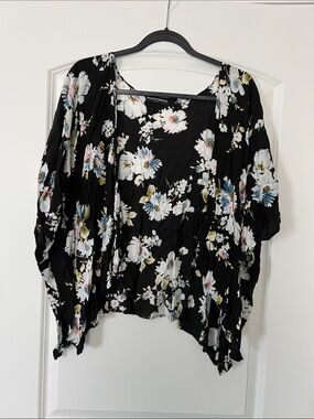 Brandy Melville Flower Black Short Kimono, one size, like new